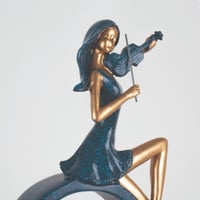 مجسم عازفه الكمان باللون الازرق