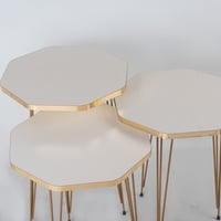 طقم طاولات خدمة سداسي سكري وحزام ذهبي ( ارجل حديد...