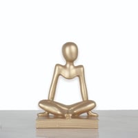 مجسم صغير ذهبي