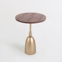 طاولة مفردة ذات سطح خشبي دائري بني وقاعدة معدنية