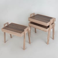 طقم طاولات خدمة خشبية فاتحة - سطح مستطيل داكن