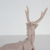 مجسم بشكل غزال وبتفاصيل مكعبه