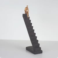 مجسم وتحفه تعبيريه لشخص منتظر