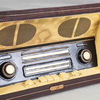 تحفة معدنية شكل راديو قديم