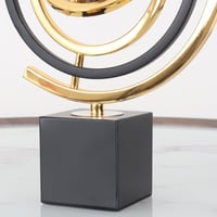 مجسم استيل كرة بقاعدة رخام وسط