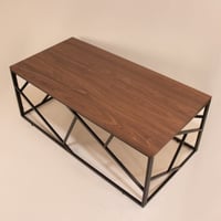 طاولة مجلس مستطيلة بسطح خشبي بقواعد حديد