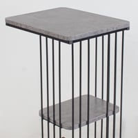 طاوله خدمة مفرد رمادي قواعد حديد بسطح خشبي