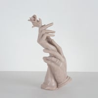 مجسم اهداء ورد للعشاق بأيادي متماسكه