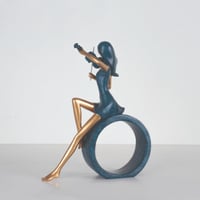 مجسم عازفه الكمان باللون الازرق