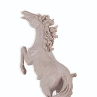 مجسم حصان كبير بتفاصيل منحوت