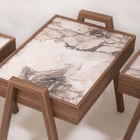 طقم طاولات خدمة بلون خشبي بسطح طباعه رخاميه