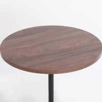 طاولة مفردة ذات سطح خشبي دائري بني وقاعدة معدنية