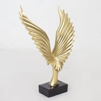 تحفه بشكل صقر ذهبي