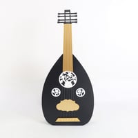 صندوق على شكل عود كبير أسود