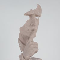 مجسم منحوت بشكل مفكر