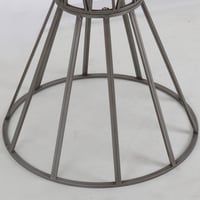 طاولة معدن ذات سطح زجاج .