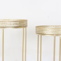 طقم طاولات خدمة ذهبي بسطح زجاج