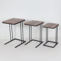 طقم طاولات خدمة ذات أسطح خشبية وقواعد حديد