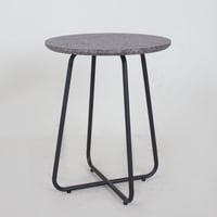 طاولة بسطح خشبي وأرجل حديدية مميزة