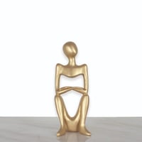 مجسم صغير ذهبي (طول المجسم 21سم)