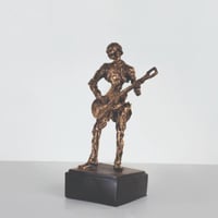 مجسم عازف الجيتار بشكل هيكل