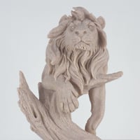 مجسم رأس أسد بنحت وتفاصيل دقيقه