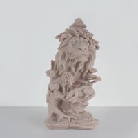 مجسم بشكل أسد بنحت وتفاصيل دقيقه