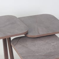 طقم طاولات خدمة خشبية ذات أسطح رمادية