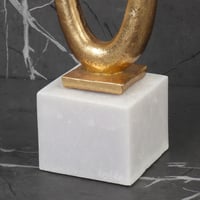 منحوتة نوماد الذهبية الأنيقة