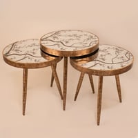 طقم طاولات خدمة بقواعد حديدية و بأسطح مزوده بمرايا...