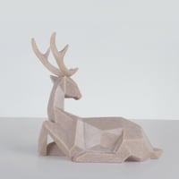 مجسم بشكل غزال وبتفاصيل مكعبه