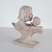 مجسم حنان وعطف الام