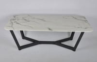 طاولة مجلس مستطيلة بسطح زجاجي وقواعد حديد