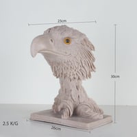 تمثال برأس صقر منحوت