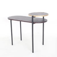 طاولة مفرد - سطح خشبي داكن بحواف ذهبية - قواعد معد...