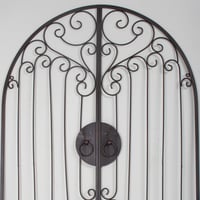 ديكور حائط بشكل باب حديدي