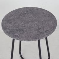 طاولة بسطح خشبي وأرجل حديدية مميزة