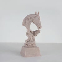 مجسم من رأسين حصان بتافصيل ونحت دقيق