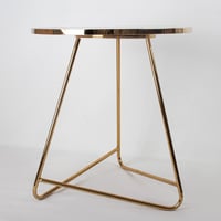 طاولة مفرد سطح خشب بشكل رخام اسود وقاعدة استيل