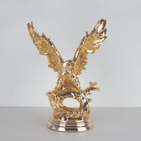 مجسم صقر واقف ذهبي اللون