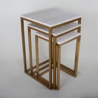 طقم طاولات خدمة ذهبي مطفي وسطح رخام