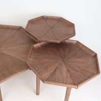 طقم طاولات بتصميم هندسي مميز مستوحى من الأشكال الس...