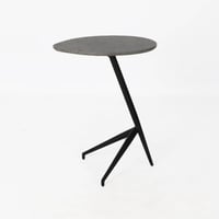 طاولة جانبية بتصميم عصري بسيط بسطح بيضاوي وقاعدة م...