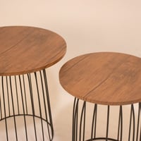 طقم طاولات خدمة دائرية بقواعد حديدية وسطح خشبي