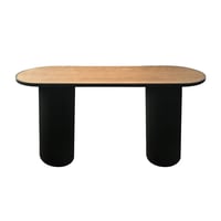 كونسول عصري بسطح خشبي وقاعدة سوداء أنيقة.