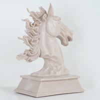 مجسم رأس الحصان الهائج