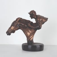 مجسم انيق منحوت لفارس وخيله