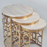 طاولات خدمة 3 قطع ستيل ذهبي اللون بسطح رخام