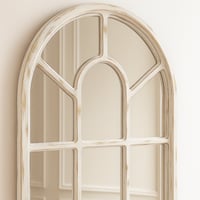 مرآة بإطار أبيض معتّق وتصميم نوافذ أنيق يضيف لمسة...