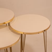 طقم طاولات خدمة دائرية سكري وحزام ذهبي